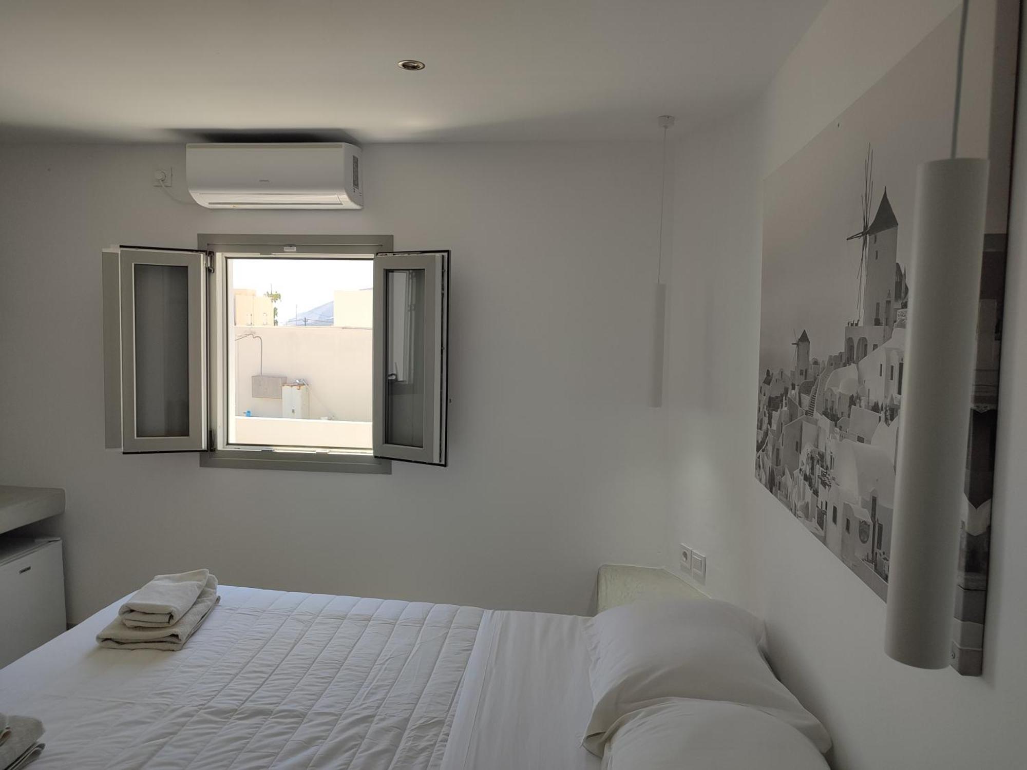 Central Santorini Serenity Rooms Тира Экстерьер фото
