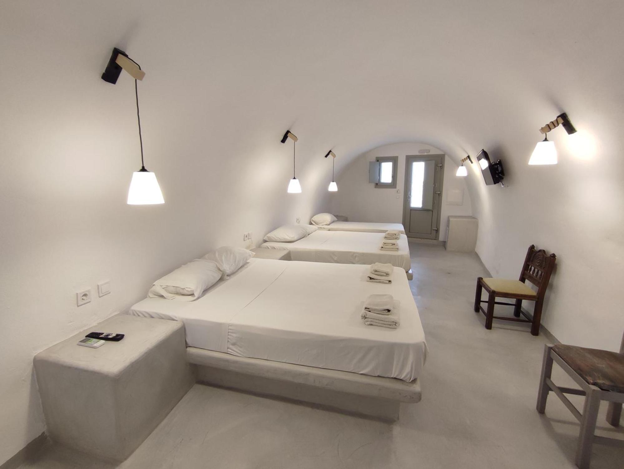 Central Santorini Serenity Rooms Тира Экстерьер фото