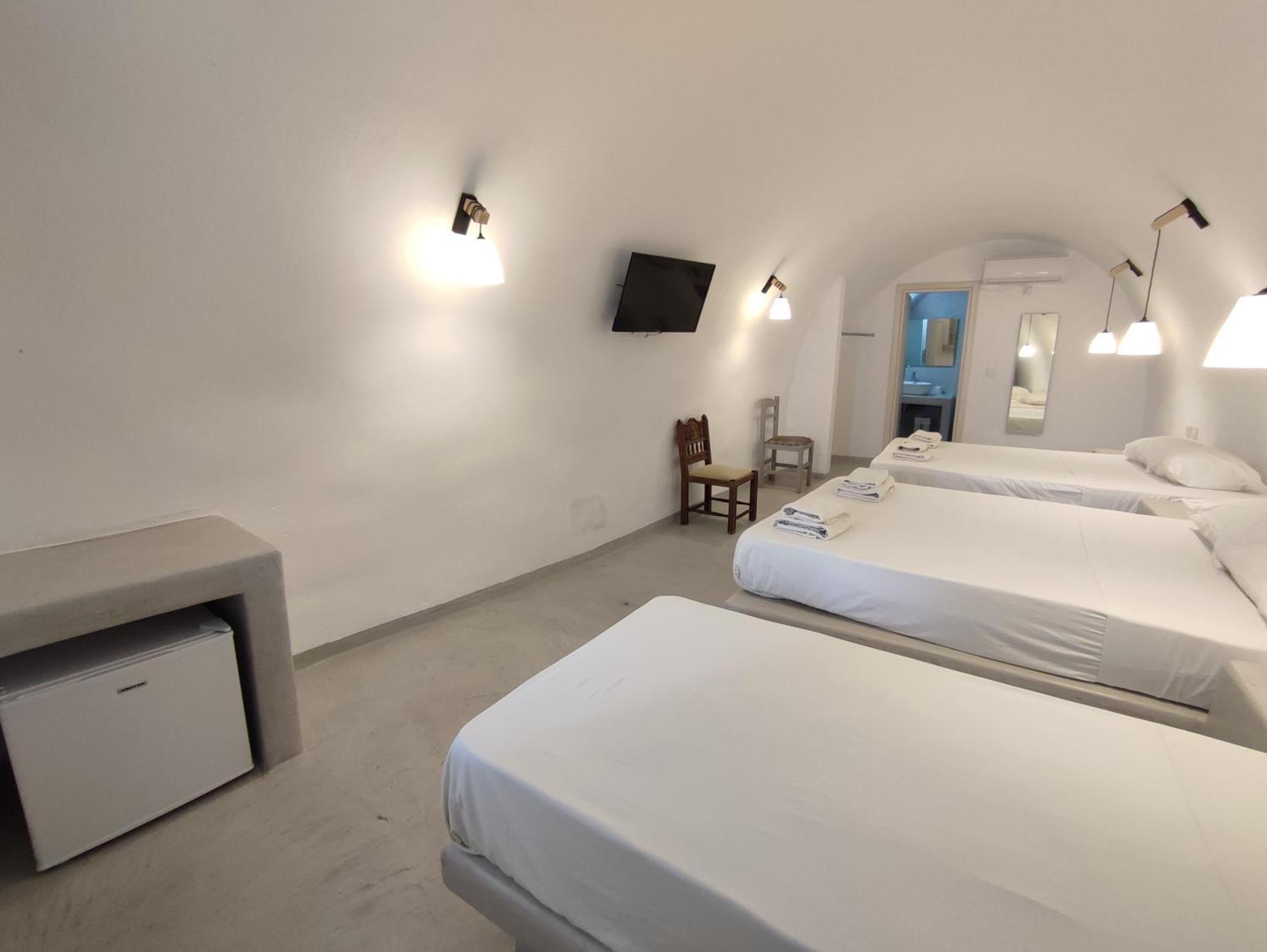 Central Santorini Serenity Rooms Тира Экстерьер фото